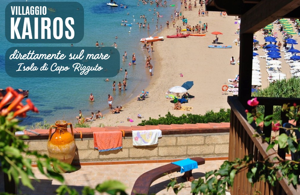 Terrazzo con tavolo e vista mare all'Hotel Village Kairos