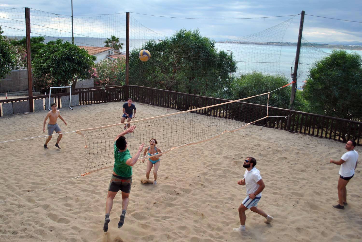 Beach volley sulla spiaggia del villaggio